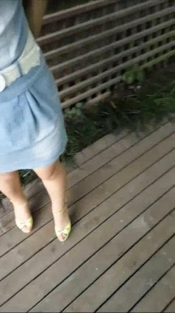 国产自拍强片推荐作品--带着少妇情人景区玩露出自慰被路人发现吓尿了,站起来就跑,边跑边穿内裤！国语对白！ 截图11