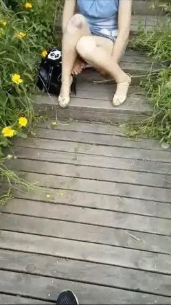 国产自拍强片推荐作品--带着少妇情人景区玩露出自慰被路人发现吓尿了,站起来就跑,边跑边穿内裤！国语对白！ 截图12