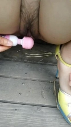国产自拍强片推荐作品--带着少妇情人景区玩露出自慰被路人发现吓尿了,站起来就跑,边跑边穿内裤！国语对白！ 截图14