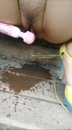 国产自拍强片推荐作品--带着少妇情人景区玩露出自慰被路人发现吓尿了,站起来就跑,边跑边穿内裤！国语对白！ 截图15