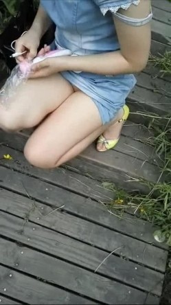 国产自拍强片推荐作品--带着少妇情人景区玩露出自慰被路人发现吓尿了,站起来就跑,边跑边穿内裤！国语对白！ 截图16