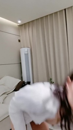 一字马极品尤物女神！衬衣黑丝美腿，地上假屌疯狂骑乘，猛捅小骚逼，吸在门上，从下上视角后入 截图2