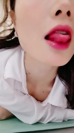 一字马极品尤物女神！衬衣黑丝美腿，地上假屌疯狂骑乘，猛捅小骚逼，吸在门上，从下上视角后入 截图5