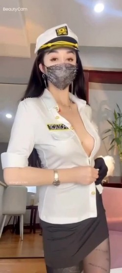 抖音颜值靓女【肉肉天鹅】S身材大长腿，激情裸舞，白虎逼掰逼自慰 截图2