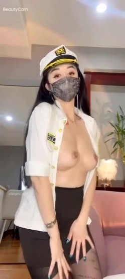抖音颜值靓女【肉肉天鹅】S身材大长腿，激情裸舞，白虎逼掰逼自慰 截图3