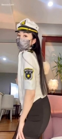 抖音颜值靓女【肉肉天鹅】S身材大长腿，激情裸舞，白虎逼掰逼自慰 截图4