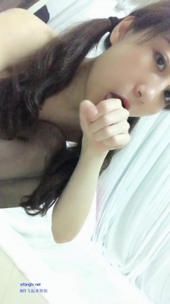 【真实空姐】厦航空姐，私房大佬独家定制2部，学狗爬行掰菊 双马尾40p 2v，极品美女双马尾清纯反差婊，推荐！ 截图1