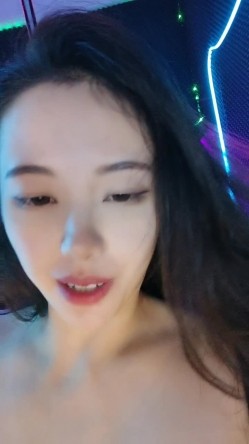 钢管舞· 模特儿 · 台湾小飘飘 · 大姨妈来了依然敬业在岗，舞秀完洗澡被男友抠菊花舔骚穴，欲罢不能！ 截图3