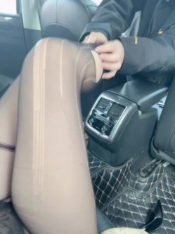【名模新流出速递】，秀人网 ，【豆瓣酱】，户外遥控跳蛋+露出 车内被玩逼漏点，公众场合超刺激 截图9