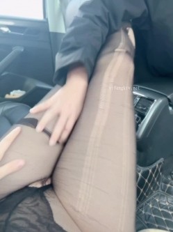 【名模新流出速递】，秀人网 ，【豆瓣酱】，户外遥控跳蛋+露出 车内被玩逼漏点，公众场合超刺激 截图10