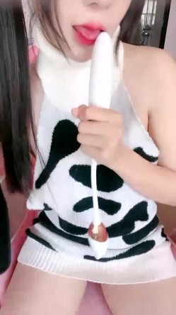 最新网红瓜曝光，抖音二次元卡哇伊可盐可甜高颜美少女【小九酱】露脸定制私拍，美鲍美菊道具紫薇啪啪呻吟销魂，撸点很高 截图7