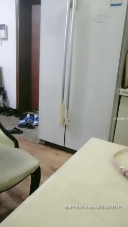 【大叔淦学妹】超级清纯甜美的大学生妹子，和包养她的大叔在一起，先去KTV唱唱歌，回来后就先来了一发，下面太粉太紧了忍不住内射 截图2