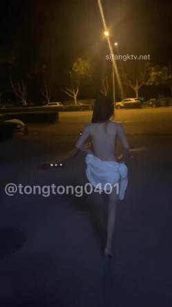 推上极品人妻彤彤堕落,各种场景,户外漏出 勾引维修大叔22V,小卖部 外卖饭店 餐厅 高速公路 大街小巷 截图2