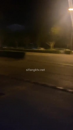 推上极品人妻彤彤堕落,各种场景,户外漏出 勾引维修大叔22V,小卖部 外卖饭店 餐厅 高速公路 大街小巷 截图10
