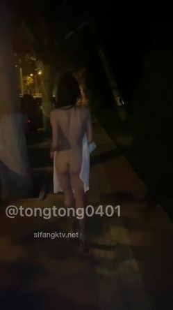 推上极品人妻彤彤堕落,各种场景,户外漏出 勾引维修大叔22V,小卖部 外卖饭店 餐厅 高速公路 大街小巷 截图15