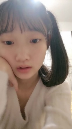 重磅推荐！19岁清纯学生！超级可爱~【你的学妹】，独自在家锁上门，闺房里换装自慰，撒尿特写 截图1