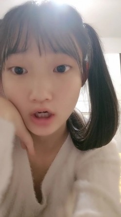 重磅推荐！19岁清纯学生！超级可爱~【你的学妹】，独自在家锁上门，闺房里换装自慰，撒尿特写 截图2