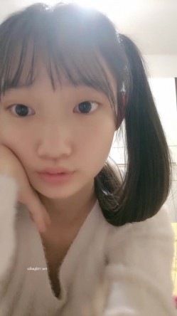 重磅推荐！19岁清纯学生！超级可爱~【你的学妹】，独自在家锁上门，闺房里换装自慰，撒尿特写 截图3