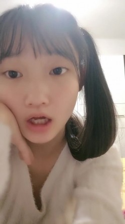 重磅推荐！19岁清纯学生！超级可爱~【你的学妹】，独自在家锁上门，闺房里换装自慰，撒尿特写 截图4