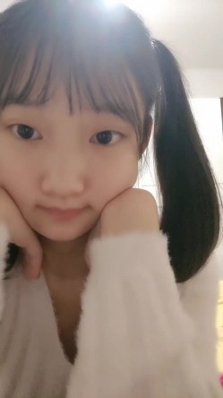 重磅推荐！19岁清纯学生！超级可爱~【你的学妹】，独自在家锁上门，闺房里换装自慰，撒尿特写 截图5