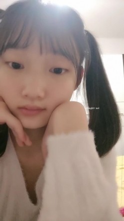 重磅推荐！19岁清纯学生！超级可爱~【你的学妹】，独自在家锁上门，闺房里换装自慰，撒尿特写 截图6