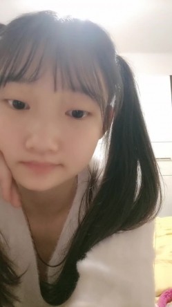 重磅推荐！19岁清纯学生！超级可爱~【你的学妹】，独自在家锁上门，闺房里换装自慰，撒尿特写 截图7