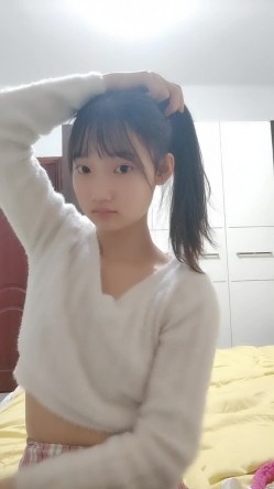 重磅推荐！19岁清纯学生！超级可爱~【你的学妹】，独自在家锁上门，闺房里换装自慰，撒尿特写 截图8