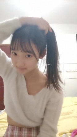 重磅推荐！19岁清纯学生！超级可爱~【你的学妹】，独自在家锁上门，闺房里换装自慰，撒尿特写 截图9