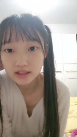 重磅推荐！19岁清纯学生！超级可爱~【你的学妹】，独自在家锁上门，闺房里换装自慰，撒尿特写 截图10