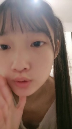重磅推荐！19岁清纯学生！超级可爱~【你的学妹】，独自在家锁上门，闺房里换装自慰，撒尿特写 截图11