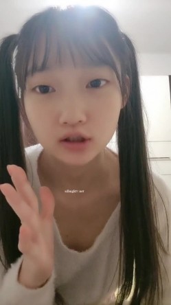 重磅推荐！19岁清纯学生！超级可爱~【你的学妹】，独自在家锁上门，闺房里换装自慰，撒尿特写 截图12