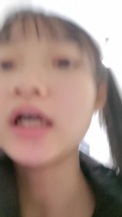 重磅推荐！19岁清纯学生！超级可爱~【你的学妹】，独自在家锁上门，闺房里换装自慰，撒尿特写 截图13