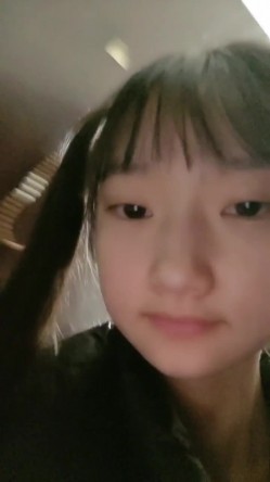 重磅推荐！19岁清纯学生！超级可爱~【你的学妹】，独自在家锁上门，闺房里换装自慰，撒尿特写 截图15