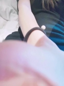 看着上海表妹的玉足，实在没忍住扣了她的逼，醉醺醺的她，禁忌太刺激了！ 截图6