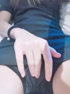 看着上海表妹的玉足，实在没忍住扣了她的逼，醉醺醺的她，禁忌太刺激了！ 截图8