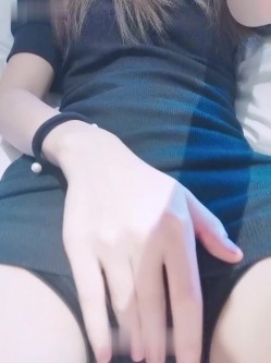 看着上海表妹的玉足，实在没忍住扣了她的逼，醉醺醺的她，禁忌太刺激了！ 截图9