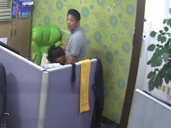 黑客破解小杂志社办公室偷拍 ️领导经常利用休息时间和少妇女同事激情啪啪 截图1