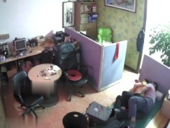 黑客破解小杂志社办公室偷拍 ️领导经常利用休息时间和少妇女同事激情啪啪 截图8