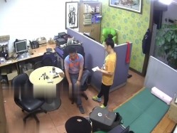 黑客破解小杂志社办公室偷拍 ️领导经常利用休息时间和少妇女同事激情啪啪 截图13