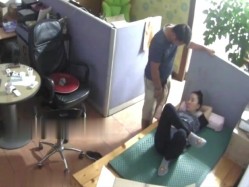 黑客破解小杂志社办公室偷拍 ️领导经常利用休息时间和少妇女同事激情啪啪 截图14