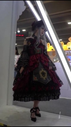 偷窥漂亮美眉 人家在拍美美的 你跑人家裙子里面了 花内内 饱满的小屁屁 截图1