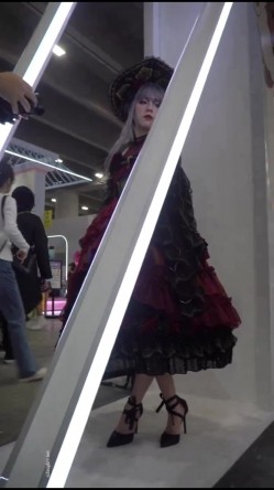 偷窥漂亮美眉 人家在拍美美的 你跑人家裙子里面了 花内内 饱满的小屁屁 截图11