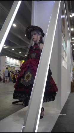 偷窥漂亮美眉 人家在拍美美的 你跑人家裙子里面了 花内内 饱满的小屁屁 截图12