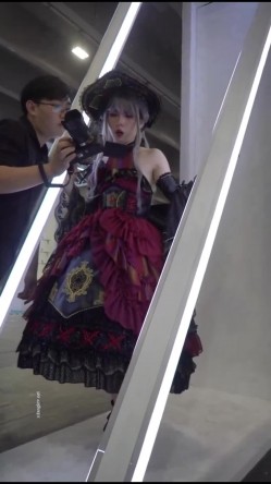偷窥漂亮美眉 人家在拍美美的 你跑人家裙子里面了 花内内 饱满的小屁屁 截图13