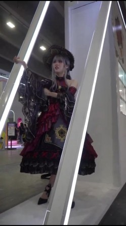偷窥漂亮美眉 人家在拍美美的 你跑人家裙子里面了 花内内 饱满的小屁屁 截图14