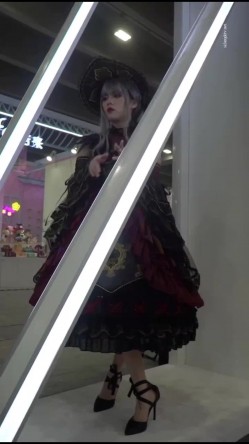 偷窥漂亮美眉 人家在拍美美的 你跑人家裙子里面了 花内内 饱满的小屁屁 截图15