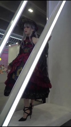 偷窥漂亮美眉 人家在拍美美的 你跑人家裙子里面了 花内内 饱满的小屁屁 截图16