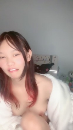 嫩嫩新人小妹妹！居家小男友操逼！按着脑袋深喉插嘴，多毛小骚穴抽插，闭着眼睛很享受 截图2