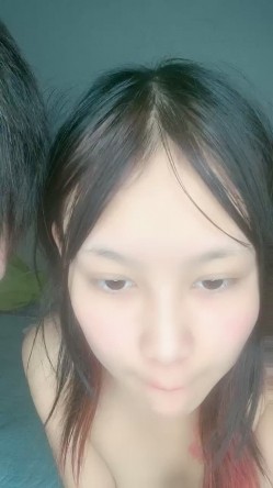 嫩嫩新人小妹妹！居家小男友操逼！按着脑袋深喉插嘴，多毛小骚穴抽插，闭着眼睛很享受 截图5