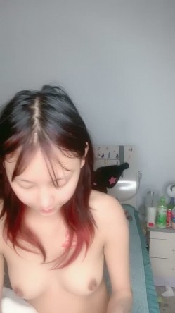嫩嫩新人小妹妹！居家小男友操逼！按着脑袋深喉插嘴，多毛小骚穴抽插，闭着眼睛很享受 截图13